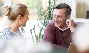 Dos personas conversando en un café Dos personas conversando en un café