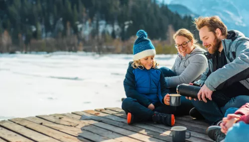 Une pause en famille au bord d'une rivière par une journée ensoleillée